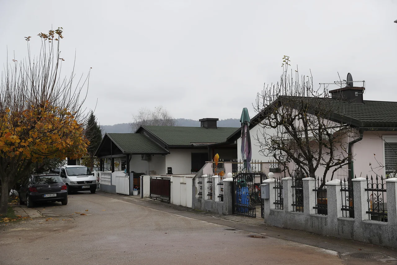 Fotografija: Mestne hišice v soseski Cesta španskih borcev v Kašlju bodo obnovili tudi z evropskimi sredstvi. FOTO: Leon Vidic/Delo