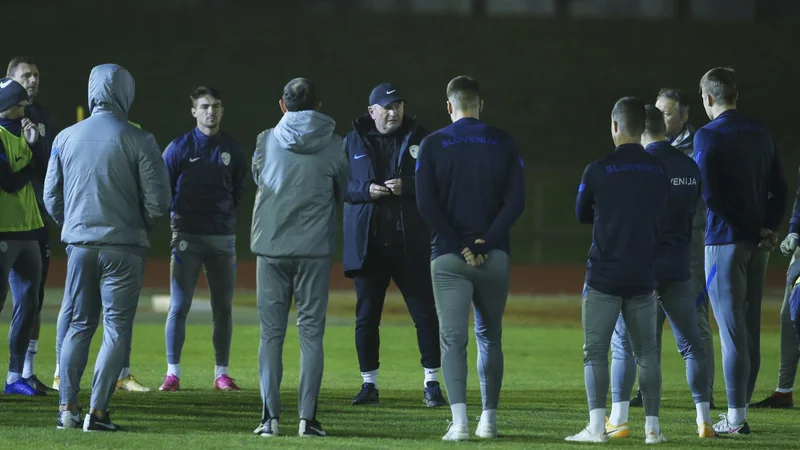 Fotografija: Selektor Matjaž Kek (v sredini) bo poskušal do nedelje pripraviti reprezentante za drugačno podobo, kot smo jo videli v sredo. FOTO: Jože Suhadolnik