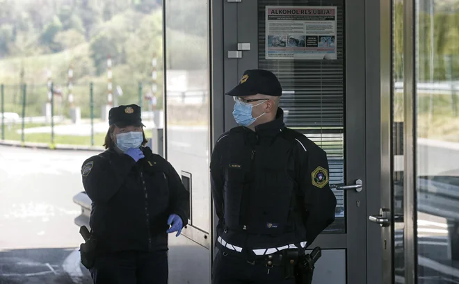 Uvajajo se še strožje omejitve glede prehajanja državne meje. FOTO: Blaž Samec/Delo