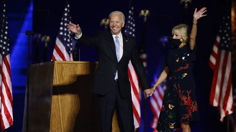 Fotografija: Nekaj ur zatem, ko se je Jill Biden kot bodoča prva dama pojavila v Wilmingtonu v Delawaru v obleki modne hiše Oscar de la Renta, so obleko razprodali. FOTO: Jim Bourg/ Reuters