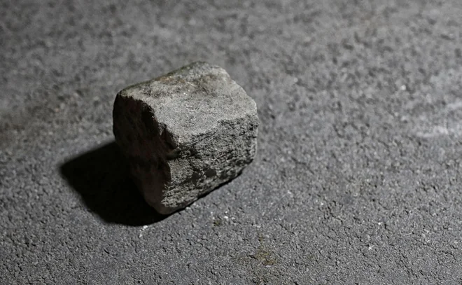 »Met kamnite kocke je smrtonosno dejanje,« je zapisalo sodišče ob nemirih v Mariboru decembra 2012. Foto Blaž Samec/Delo