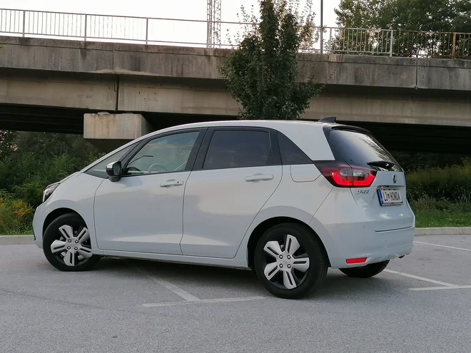 Honda jazz je pravzaprav zadnji mali enoprostorec, ki ga še lahko kupite. S svojo obliko tega kajpada ne skriva. Foto Boštjan Okorn