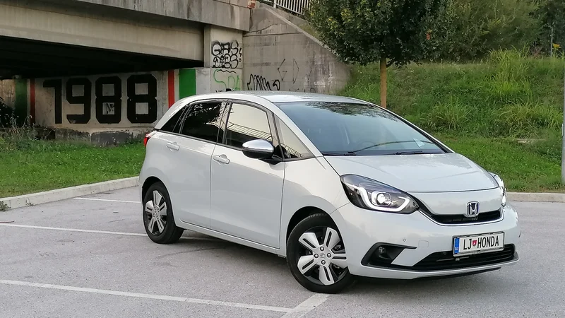 Fotografija: Honda jazz je pravzaprav zadnji mali enoprostorec, ki ga še lahko kupite. S svojo obliko tega kajpada ne skriva. Foto Boštjan Okorn