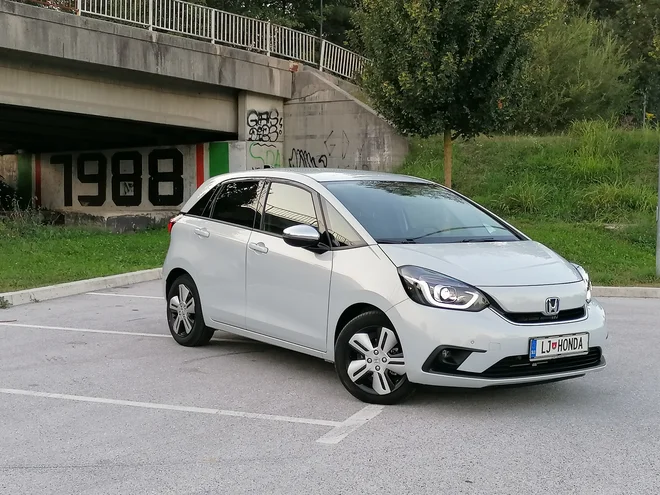 Honda jazz je pravzaprav zadnji mali enoprostorec, ki ga še lahko kupite. S svojo obliko tega kajpada ne skriva. Foto Boštjan Okorn