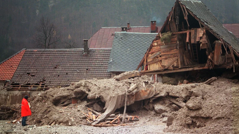 Fotografija: Podoba kraja, ki ga je zemeljska gmota 17. novembra 2000 zadela v srčiko – ljudi –, je pred 20 leti obšla državo. FOTO: Voranc Vogel