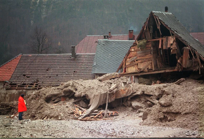 Podoba kraja, ki ga je zemeljska gmota 17. novembra 2000 zadela v srčiko &ndash; ljudi &ndash;, je pred 20 leti obšla državo. FOTO: Voranc Vogel