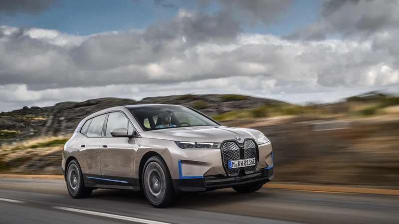 Fotografija: BMW iX je električni športni terenec z relativno nizko silhueto, velikimi sposobnostmi in velikim dosegom. Foto BMW