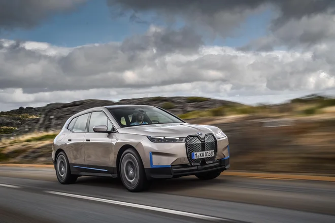 BMW iX je električni športni terenec z relativno nizko silhueto, velikimi sposobnostmi in velikim dosegom. Foto BMW