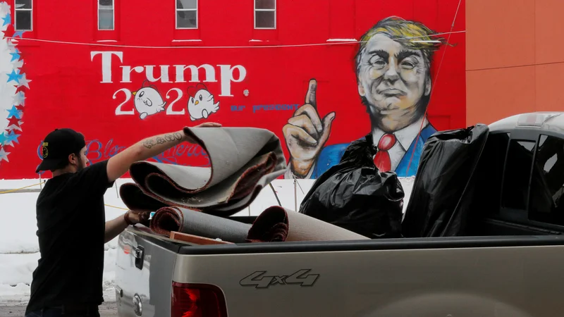 Fotografija: Pod oznako komunizem je Trump uvrščal vse, česar Amerika nima, predvsem socialne pravice za vse, tudi za tiste, ki ne zmorejo tekmovati na trgu. FOTO: Brian Snyder/Reuters