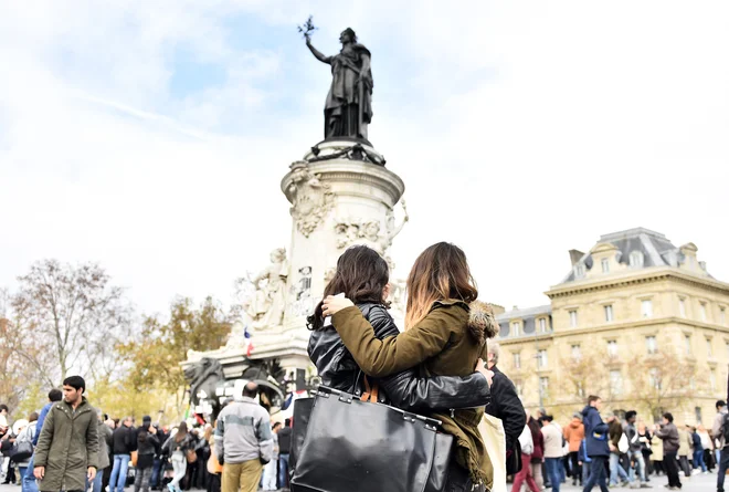 Posebno močan kraj poklona žrtvam terorizma je pariški Trg republike, kjer so Francozi žalovali že po napadih na satirični tednik <em>Charlie Hebdo</em> januarja 2015. FOTO: Loic Venance/AFP &ndash; International News Agency