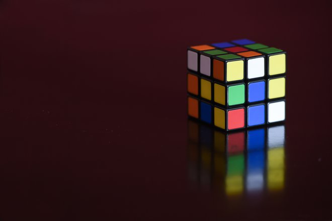 Standardna rubikova kocka ima šest barv: rumeno, oranžno, belo, rdečo, modro in zeleno. FOTO: Shutterstock