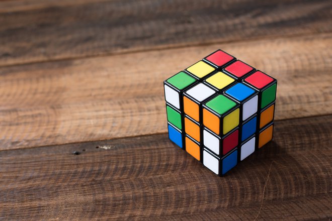 Rubikove kocke se lotiš sam, vendar je za rešitev potrebna človeška solidarnost, pravi izumitelj. FOTO: Hafiez Razali/Shutterstock