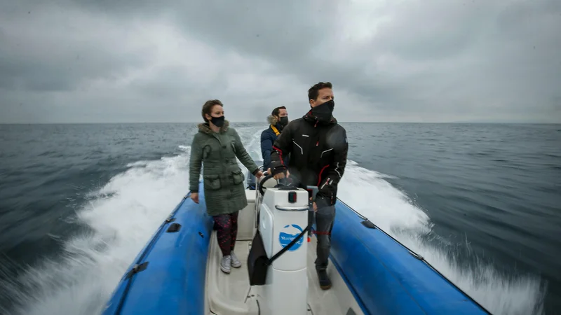 Fotografija: Natalija Žlavs, Jure Železnik in Tilen Genov delujejo kot dobro usklajena posadka. FOTO: Matej Družnik/Delo