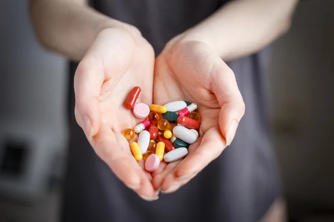 Bolje kot da ljudje zapravljajo denar za multivitamine, ki naj bi koristili njihovemu zdravju, je, če bi jih porabili za kaj drugega.FOTO: Antoliy Sizov/Getty Images