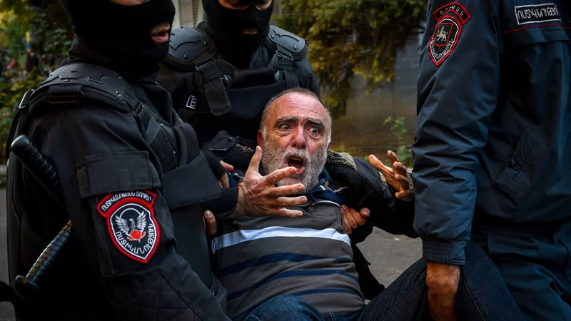 Fotografija: Nedavnega mirovnega sporazuma, ki je v Gorskem Karabahu zaustavil krvave spopade med Armenijo in Azerbajdžanom, niso razglasili za »armensko kapitulacijo« zgolj v Bakuju. O tem je prepričan tudi večtisočglava množica demonstrantov v Erevanu, ki zahteva odstop »izdajalskega premiera« Nikola Pašinjana. Posredovala je policija, ki je aretirala več ljudi. FOTO: Afp