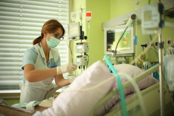 V oddelkih intenzivne nege je približno 200 bolnikov s covidom-19. Fotografija je bila posneta pred epidemijo. FOTO: Jure Eržen/Delo