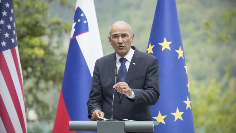 Fotografija: Predsednik slovenske vlade Janez Janša je za zmago na ameriških volitvah preuranjeno čestital Donaldu Trampu, a zmagal je Joe Biden. Foto Jure Eržen/Delo