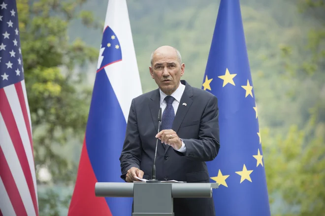 Predsednik slovenske vlade Janez Janša je za zmago na ameriških volitvah preuranjeno čestital Donaldu Trampu, a zmagal je Joe Biden. Foto Jure Eržen/Delo