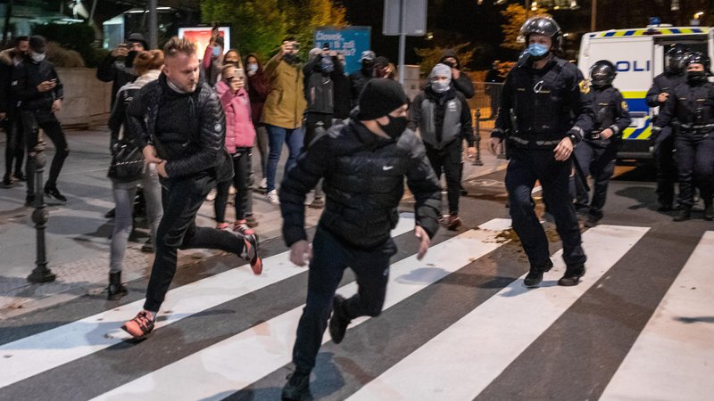 Fotografija: Med ranjenimi na protestih so bili tudi policisti in novinarji. FOTO: Voranc Vogel/Delo