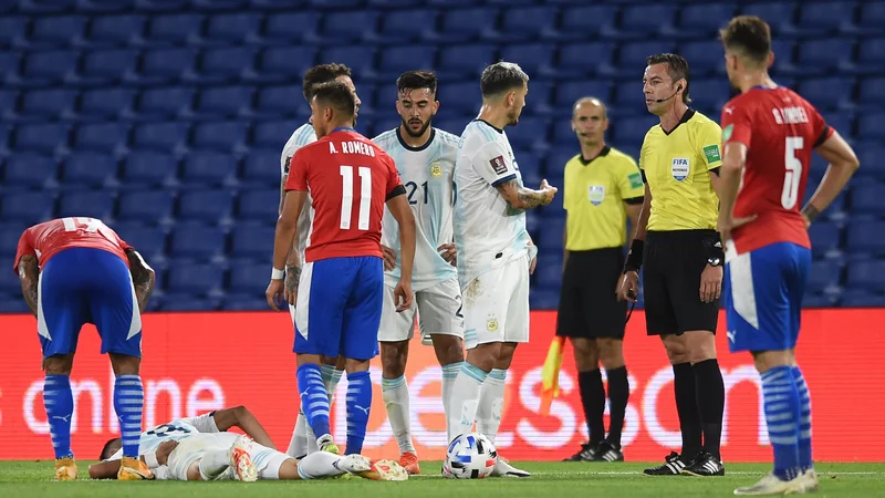 Fotografija: Exequiel Palacios je po silovitem prekršku obležal na tleh. FOTO: Marcelo Endelli/AFP