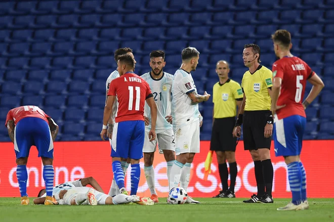 Exequiel Palacios je po silovitem prekršku obležal na tleh. FOTO: Marcelo Endelli/AFP