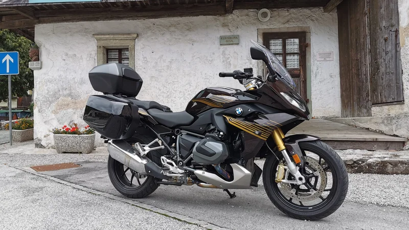 Fotografija: BMW R1250 RS je pravi športno-potovalni lepotec, pripravljen za kakršnekoli poti. FOTO: Jan Jolič Lieven