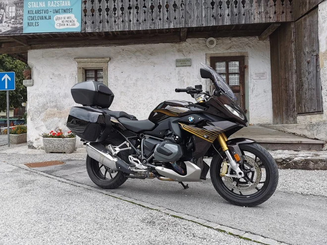 BMW R1250 RS je pravi športno-potovalni lepotec, pripravljen za kakršnekoli poti. FOTO: Jan Jolič Lieven