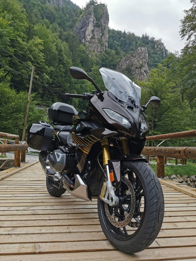 Poenoten tovarniški sprednji videz, ki kaže na športno-potovalne ambicije. FOTO: Jan Jolič Lieven