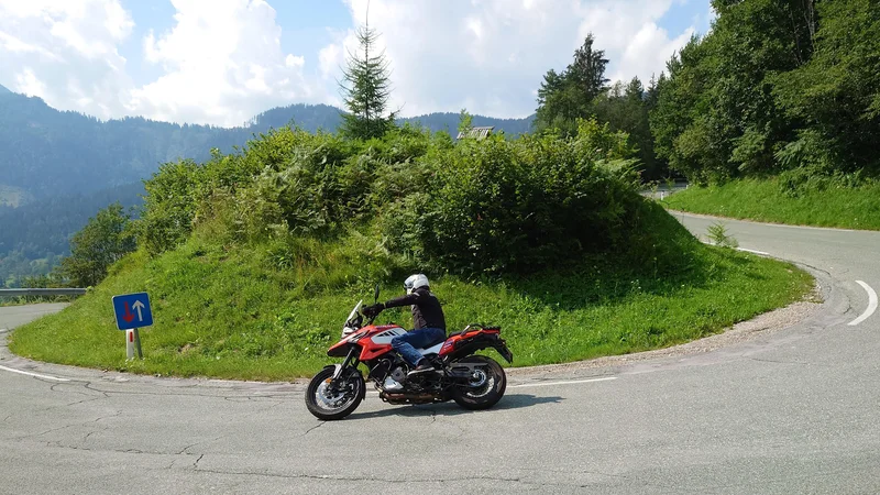 Fotografija: Veliki V-Strom se na zavitih cestah zelo dobro počuti.
Foto Jan Jolič Lieven
