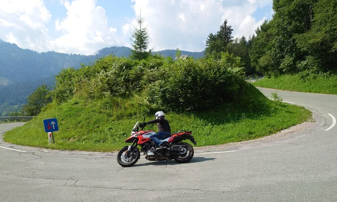 Veliki V-Strom se na zavitih cestah zelo dobro počuti.<br />
<br />
<br />
Foto Jan Jolič Lieven