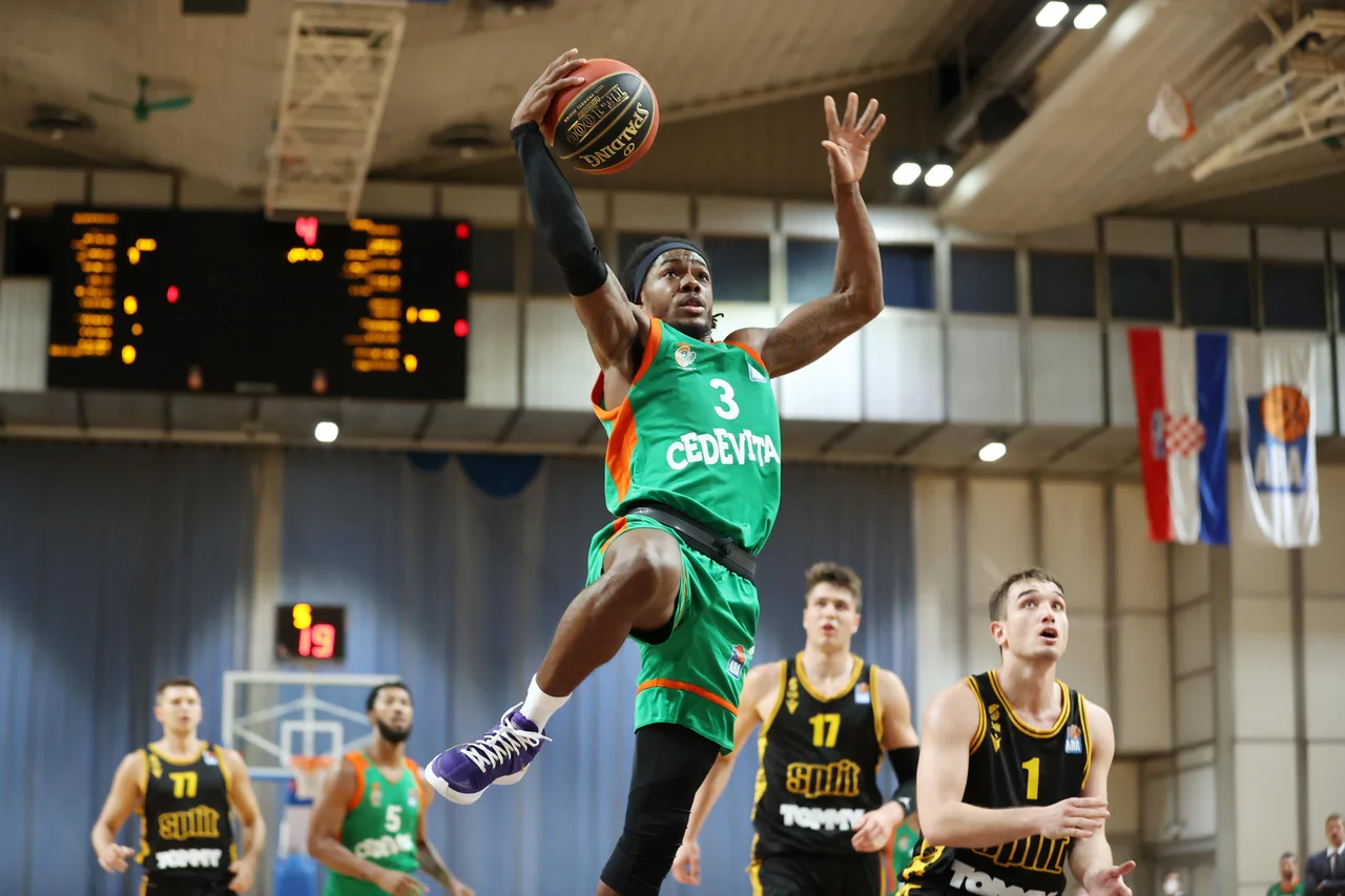 Fotografija: Olimpijin dirigent Kendrick Perry je trenutno tretji na lestvici košarkarjev z najvišjim povprečnim statističnim indeksom v regionalnem prventvu. FOTO: ABA