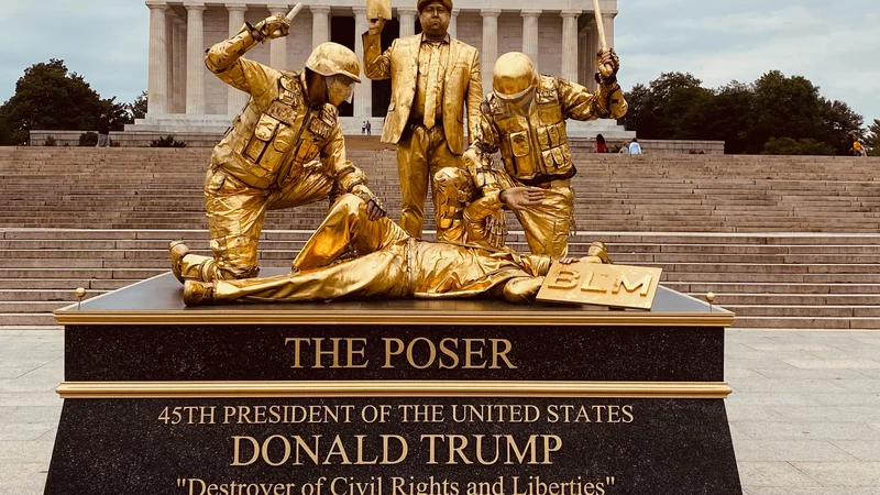 Fotografija: Skupina Pobuda za Trumpov spomenik je z mizanscenami živih skulptur karikirala številne Trumpove izjave in poteze. Foto AP