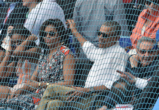 Nekdanji demokratski predsednik v knjigi govori tudi o velikih napetostih za prvo damo Michelle. FOTO: AFP