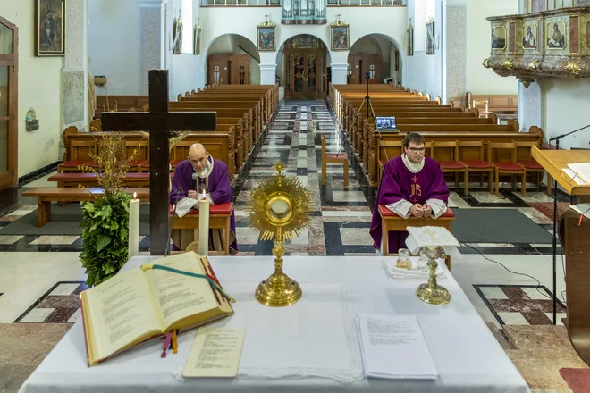 V cerkev le sami ali v družinskem krogu. FOTO: Voranc Vogel/Delo