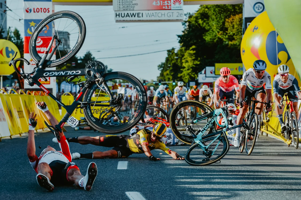 Fotografija: V ciljnem kaosu šprinta prve etape dirke po Poljskem jo je v padcu, v sredini Dylan Groenewegen, najbolj skupil Fabio Jakobsen. FOTO: Szymon Gruchalski/AFP