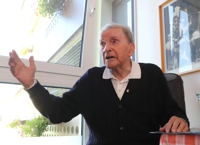 Med svojimi udejanjenimi izumi je kot &raquo;najboljši in najbolj kompliciran izum&laquo; izpostavil razpršilec za parfum. FOTO: Dejan Javornik
