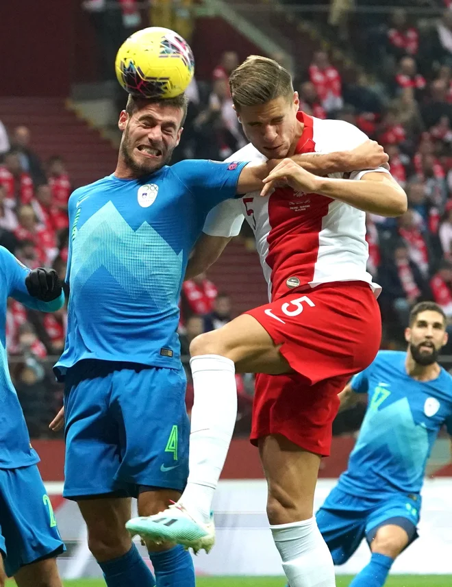 Miha Blažič (levo) je eden od stebrov slovenske obrambe. FOTO: Janek Skarzynski/AFP