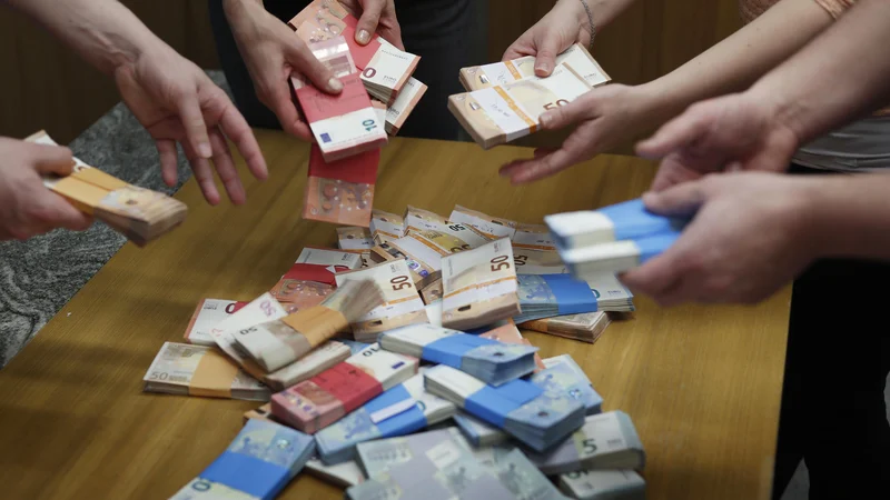 Fotografija: Letos bo posebna pozornost Mednarodnega tedna ozaveščanja o prevarah veljala študentom in njihovemu dojemanju koruptivnosti. FOTO: Leon Vidic/Delo