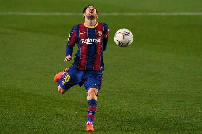 Barcelona je v največji denarnih težavah, zato se vodstvo kluba z igralci poskuša dogovoriti o znižanju plač. Tudi z Lionelom Messijem, ki je s 70 milijonov evrov bruto igralec z najvišjo plačo na svetu. FOTO: Josep Lago/AFP