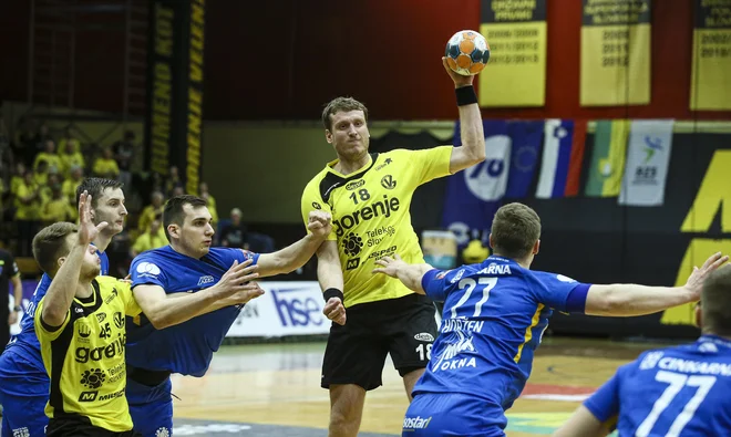 Za Gorenje bo po prepričljivo zmagi proti Sieni povratna tekma v rokometnem evropskem pokalu Toskani le formalnost. FOTO: Jože Suhadolnik/Delo