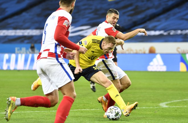 Švedska je bila na pragu pomembne zmage z dvema goloma razlike proti Hrvaški. Prvi gol je dosegel Dejan Kulusevski (v sredini). FOTO: Henrik Montgomery/Tt News Agency/Reuters