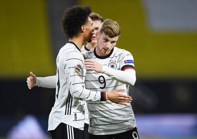 Nemški napadalni dvojec Leroy Sane (levo), Timo Werner je opravil z Ukrajinci. FOTO: Annegret Hilse/Reuters