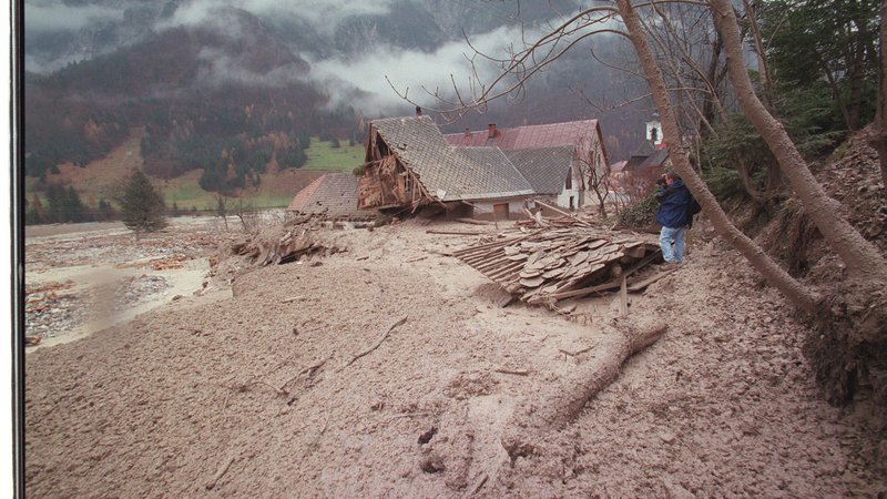 Fotografija: Sedemnajstega novembra 2000 so v dolino prihrumele velikanske količine blata in drugega materiala ter pokopale del vasi Log pod Mangartom. FOTO: Jure Eržen/Delo