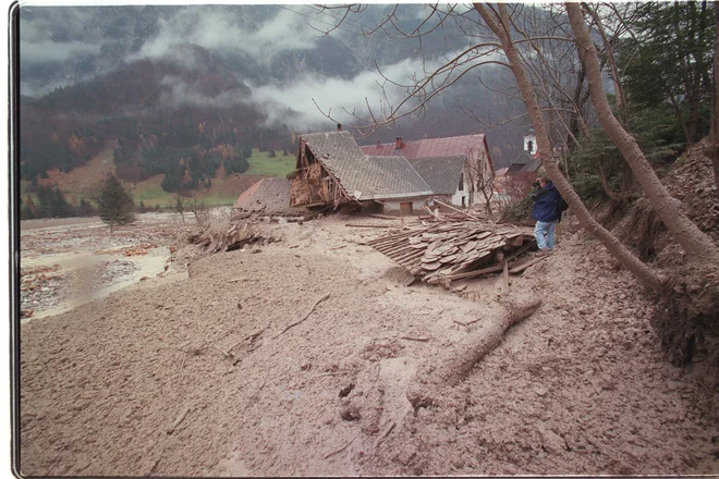 Sedemnajstega novembra 2000 so v dolino prihrumele velikanske količine blata in drugega materiala ter pokopale del vasi Log pod Mangartom. FOTO: Jure Eržen/Delo