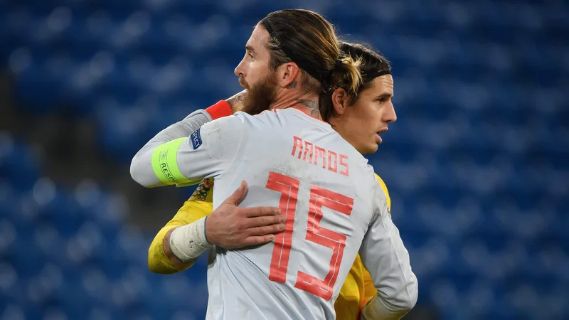 Fotografija: Kaj drugega, kot da je po tekmi lige narodov v Baslu čestital tekmecu v švicarskih vratih Yanu Sommerju, Sergio Ramos ni preostalo. FOTO: Fabrice Coffrini/AFP