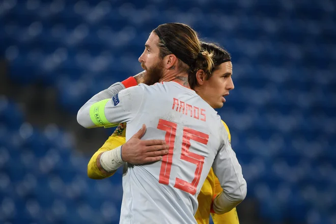Kaj drugega, kot da je po tekmi lige narodov v Baslu čestital tekmecu v švicarskih vratih Yanu Sommerju, Sergio Ramos ni preostalo. FOTO: Fabrice Coffrini/AFP