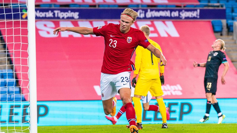 Fotografija: Erling Braut Håland in norveška nogometna reprezentanca sta zaradi okužbe v mopštvu namesto poti v Romunijo ostala doma v Oslu. V norveškem taboru upajo, da bodo vsaj v sredo lahko igrali v Avstriji. FOTO: Ntb/Reuters