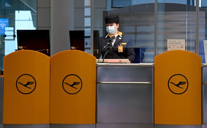 Tisti, ki testa ne bodo želeli opraviti na letališču, bodo lahko predložili potrdilo o negativnem testu, ki pa ne bo smelo biti starejši od 48 ur. FOTO: Christof Stache/AFP