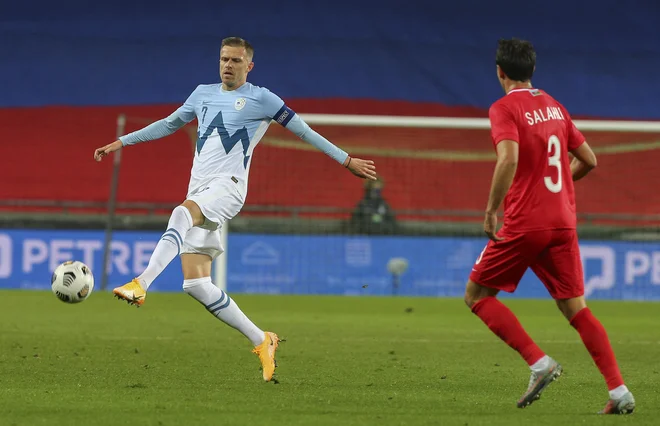 Tudi za najboljšega slovenskega nogometaša Josipa Iličića je Goran Pandev, s katerim ga druži tudi sijajna kariera v Italiji, lahko zgled. FOTO: Jože Suhadolnik/Delo