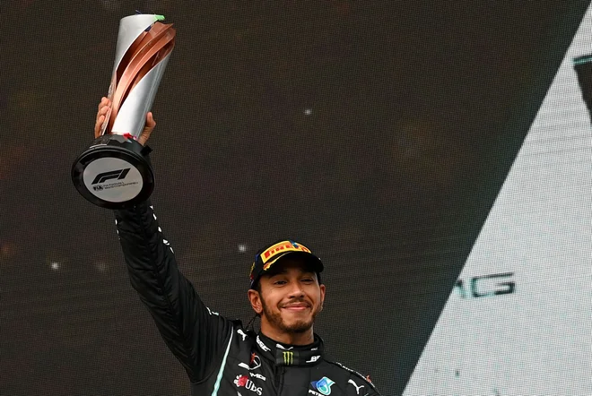 Lewis Hamilton na odru za zmagovalce. FOTO: Ozan Kose/AFP